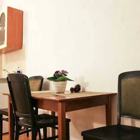 By The Sea - 15200 Apartman